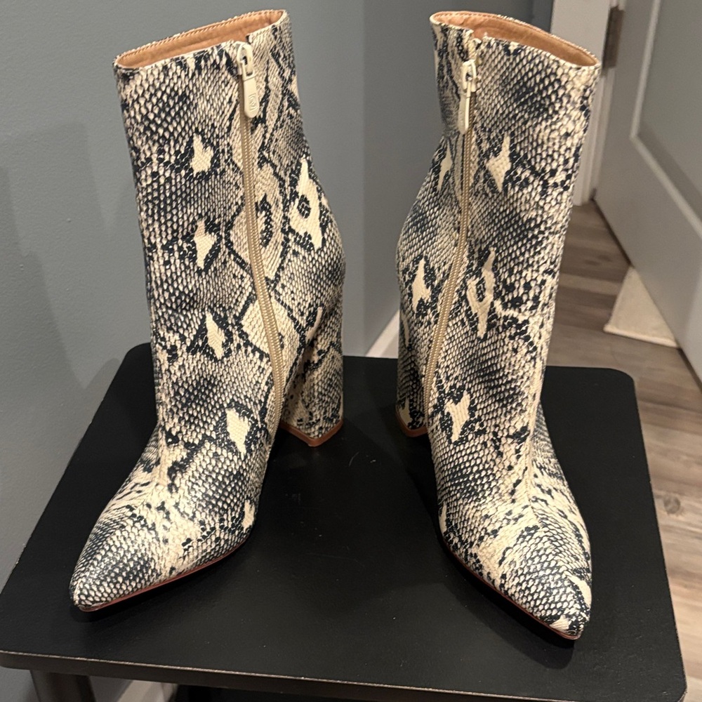 PrettyLittleThing Snakeskin Heeled Boots - Black and Cream